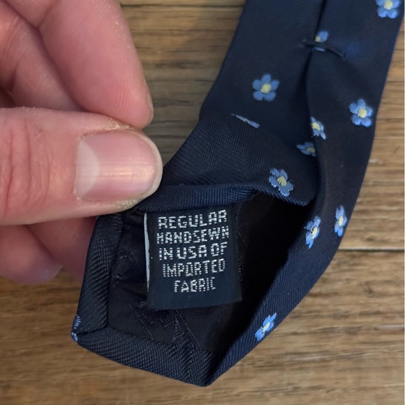 Lands' End Men's Navy Blue Daisy Patterned 100% Silk Tie - Picture 5 of 6